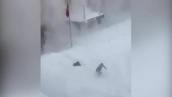 حادثه هولناک سقوط تکه های بزرگ برف روی دو دانشجو