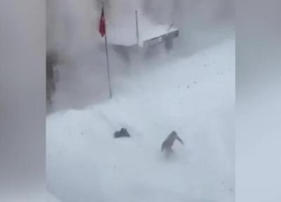 حادثه هولناک سقوط تکه های بزرگ برف روی دو دانشجو