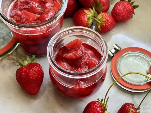 2 طرز تهیه کمپوت توت فرنگی با ماندگاری طولانی 2 طرز تهیه کمپوت توت فرنگی با ماندگاری طولانی